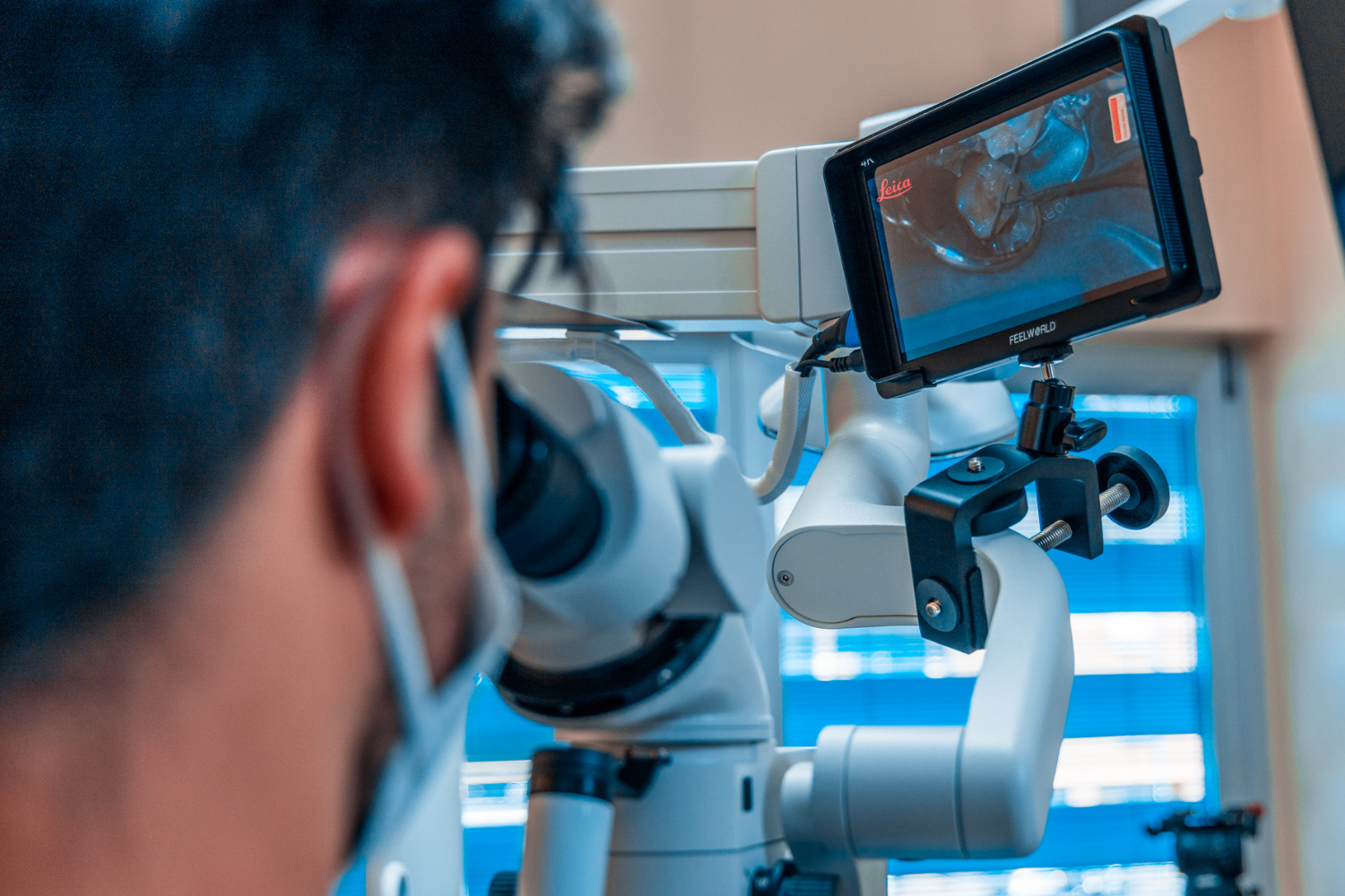 Dr. Jacopo Francinelli - endodonzia usando il microscopio operatorio